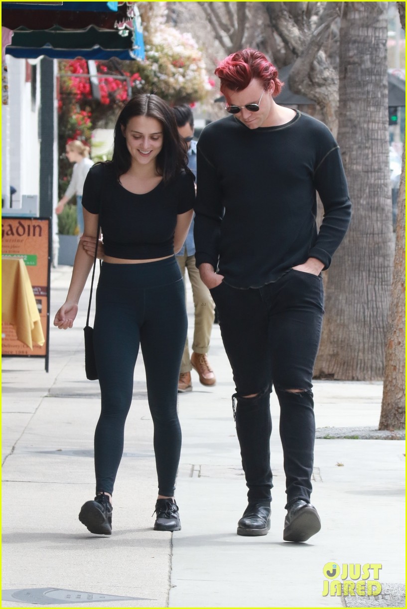 ashton irwin and rumored girlfriend kaitlin blaisdell step out for lunch 04
