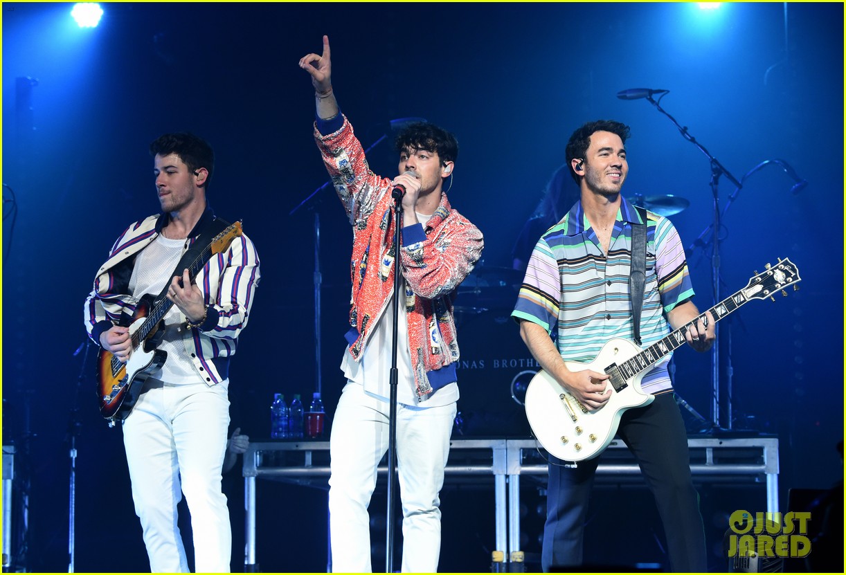jonas brothers perform at march madness music series 01