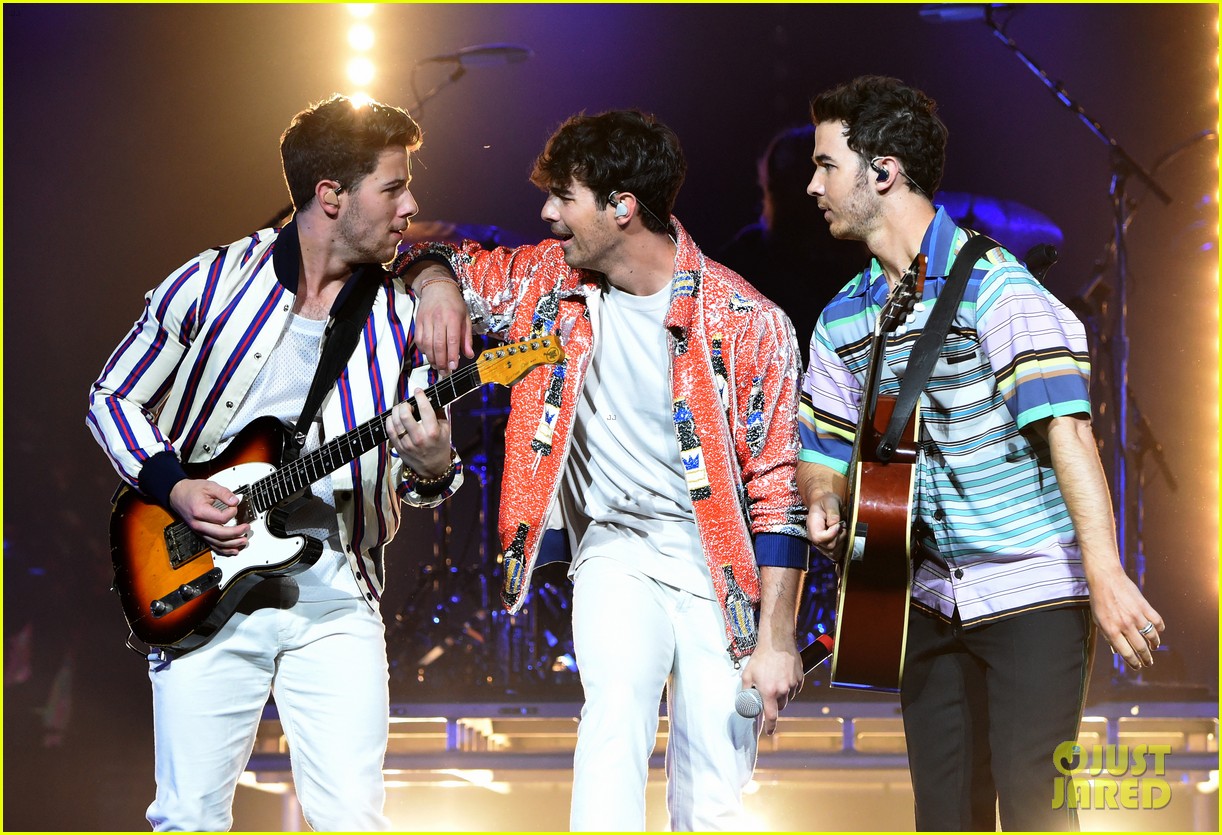jonas brothers perform at march madness music series 03