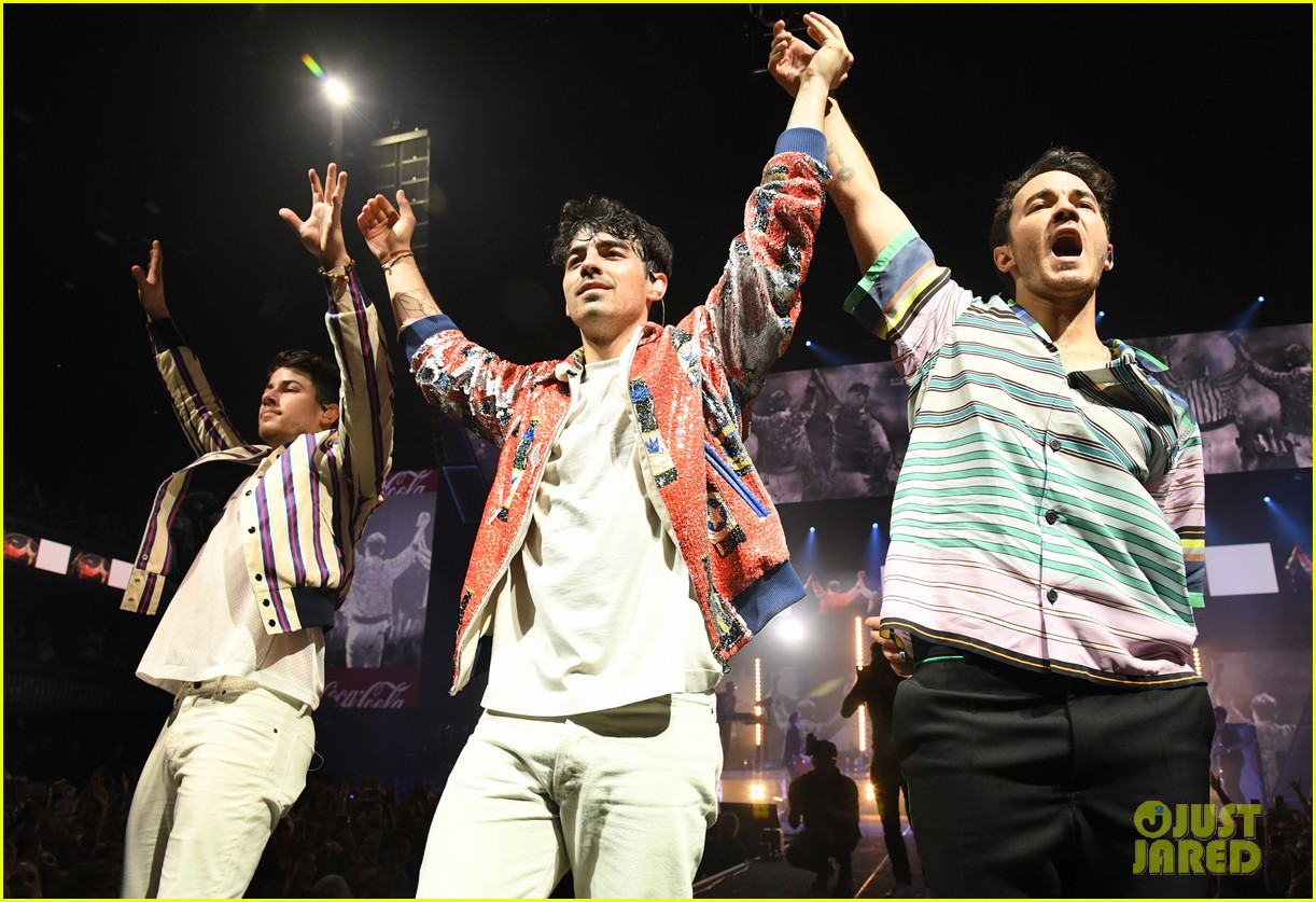 jonas brothers perform at march madness music series 05