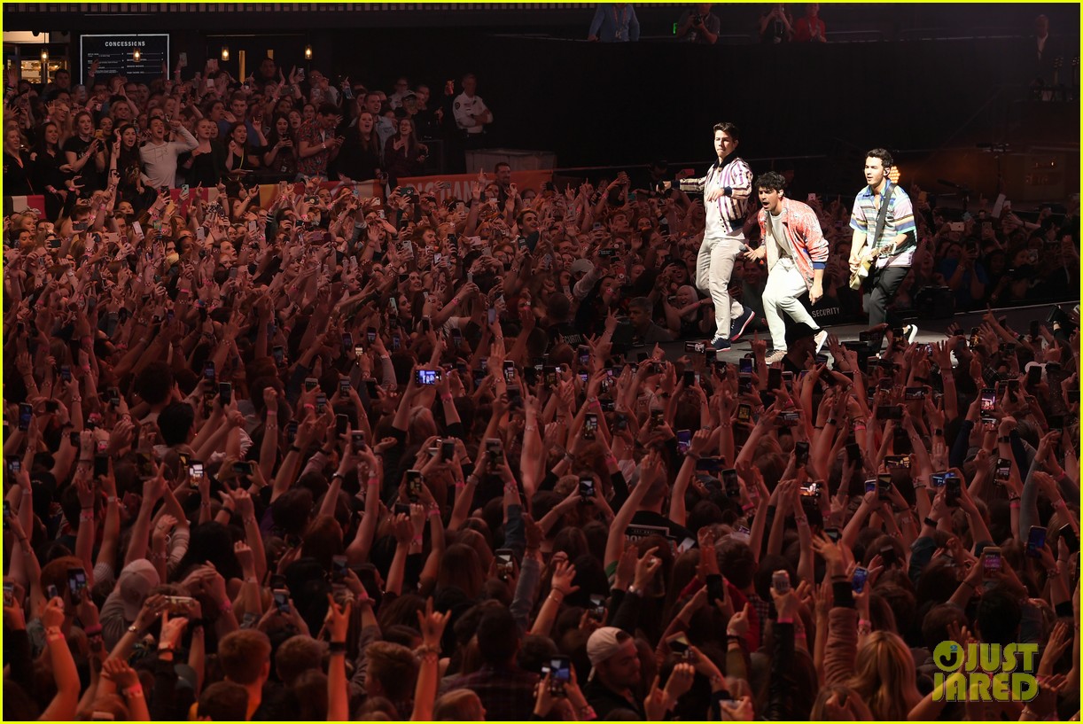 jonas brothers perform at march madness music series 06