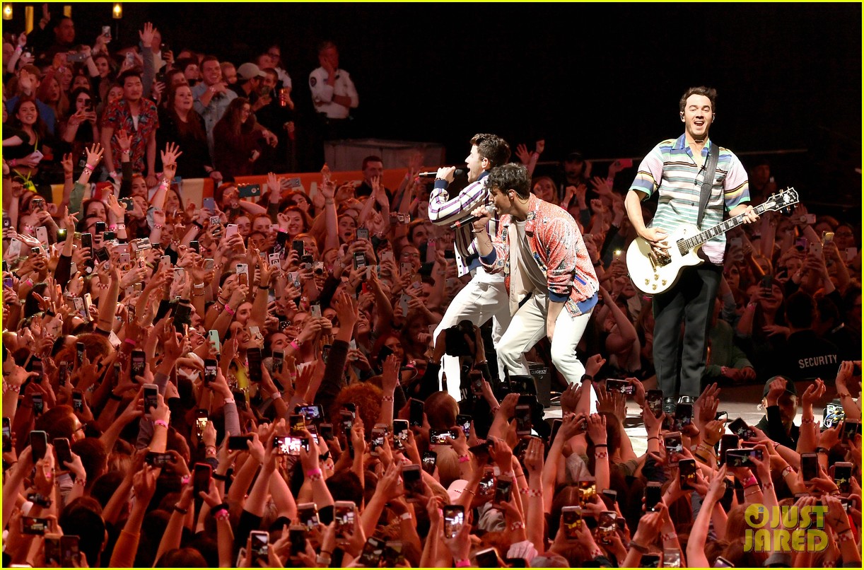 jonas brothers perform at march madness music series 07