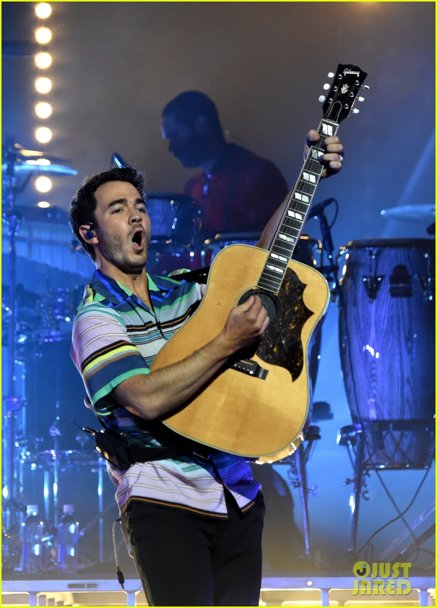 jonas brothers perform at march madness music series 08