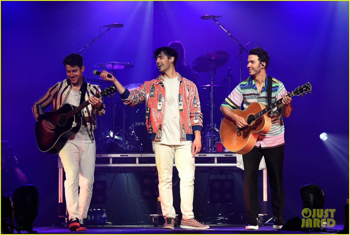 jonas brothers perform at march madness music series 10