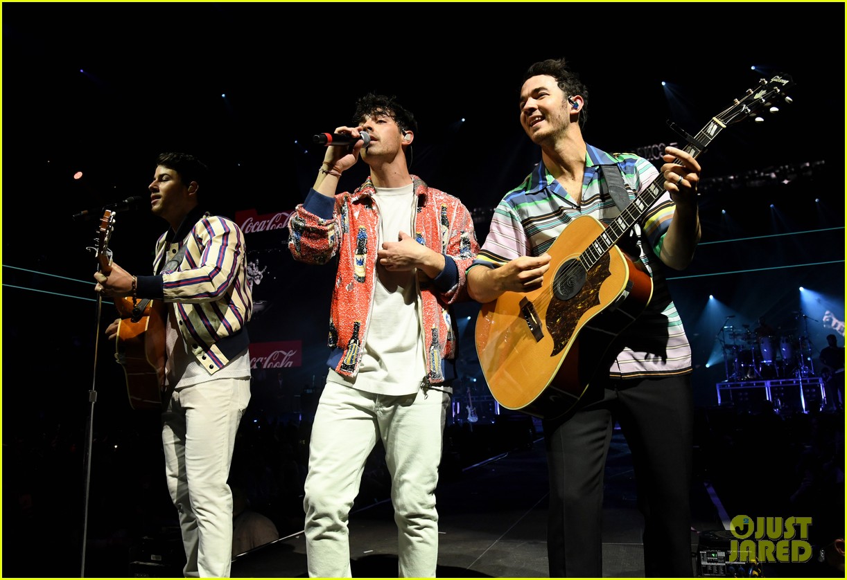 jonas brothers perform at march madness music series 11