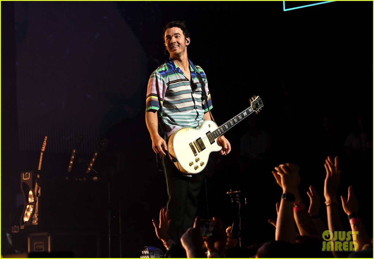 jonas brothers perform at march madness music series 14
