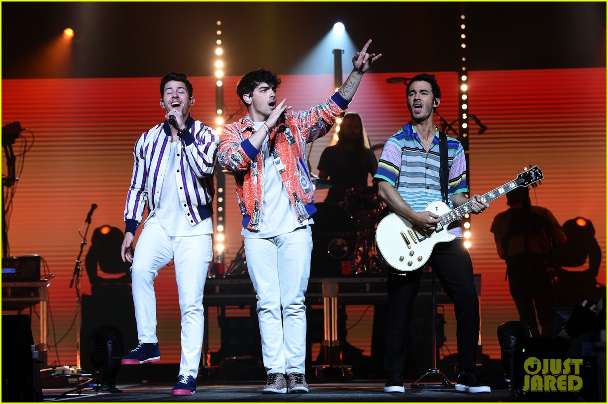 jonas brothers perform at march madness music series 27