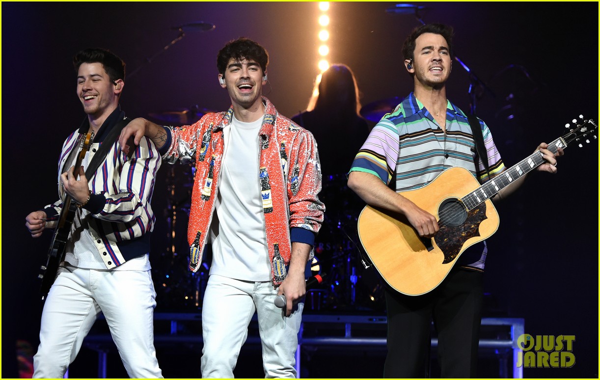 jonas brothers perform at march madness music series 28