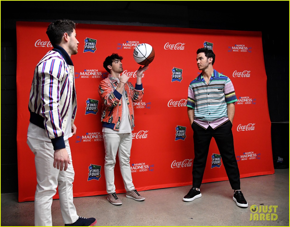 jonas brothers perform at march madness music series 29