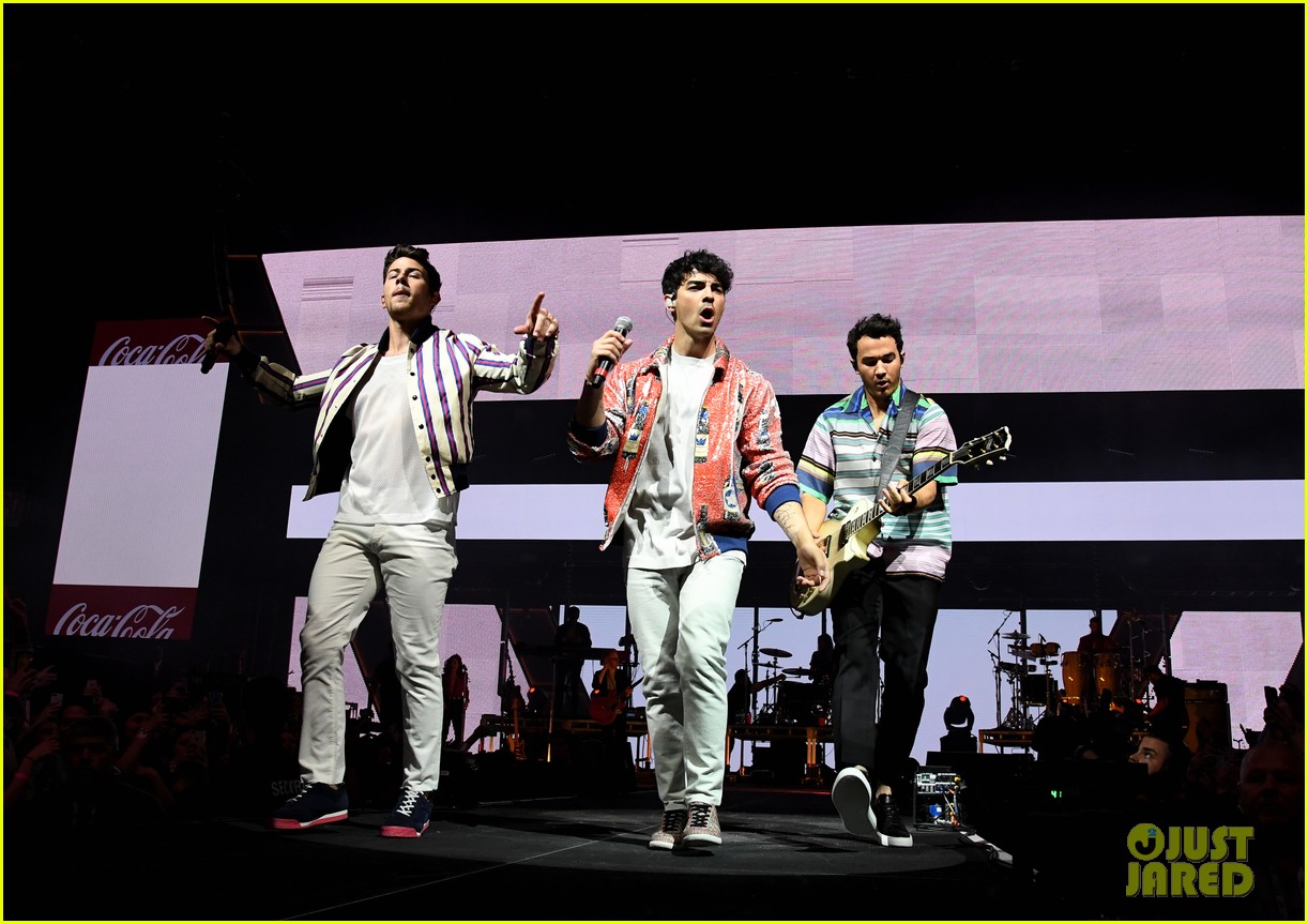 jonas brothers perform at march madness music series 33