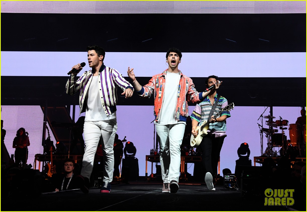 jonas brothers perform at march madness music series 34