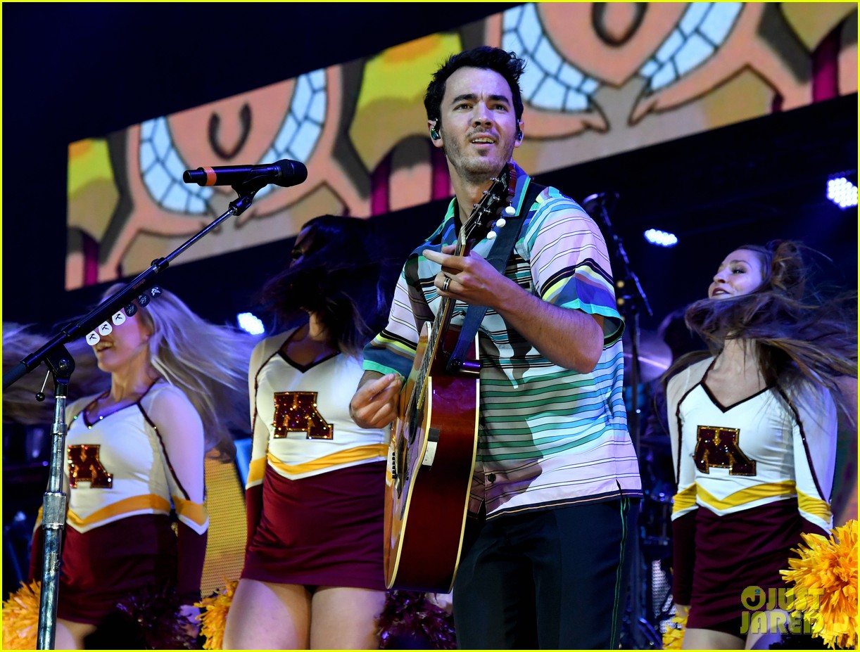 jonas brothers perform at march madness music series 35