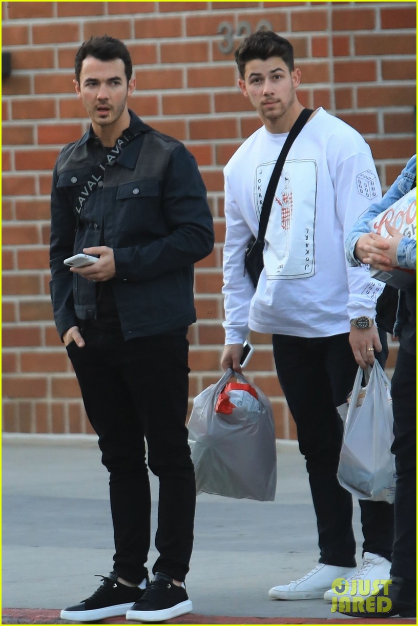 kevin nick jonas meet up to do some shopping 01