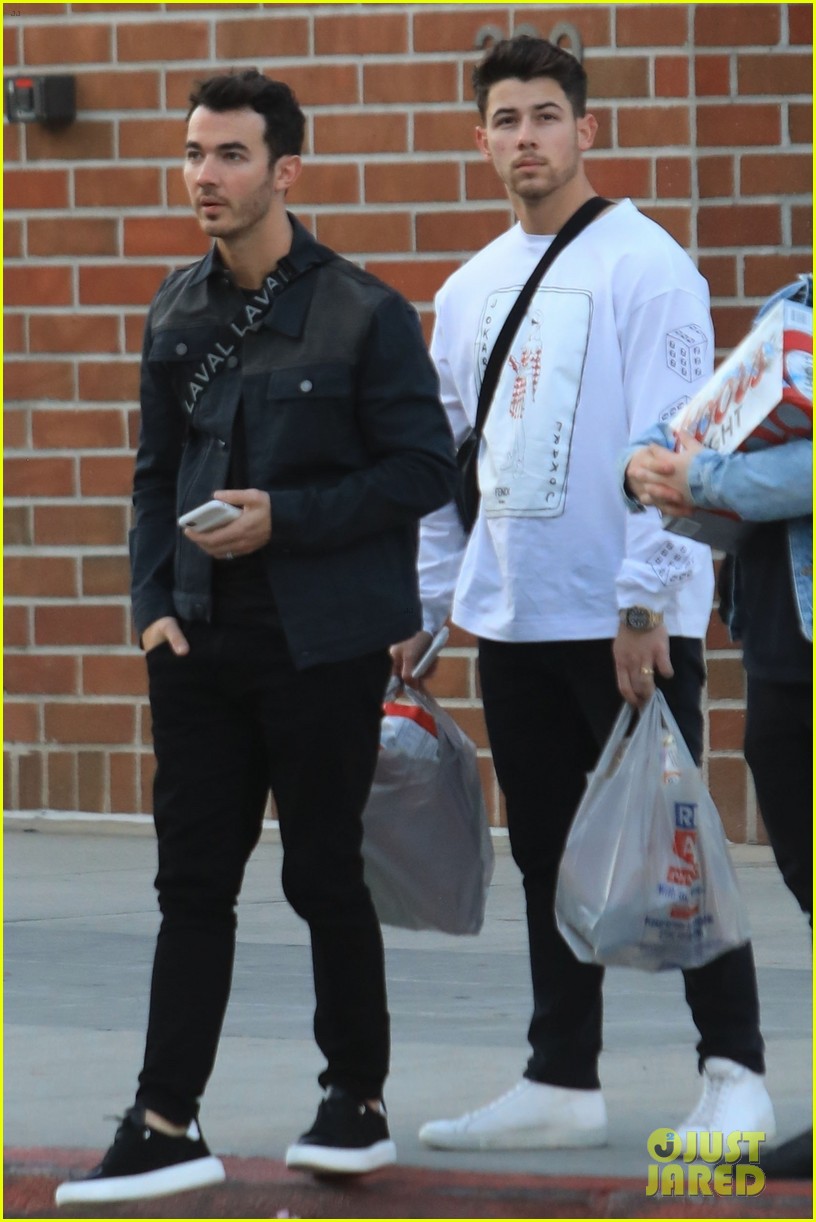 kevin nick jonas meet up to do some shopping 03