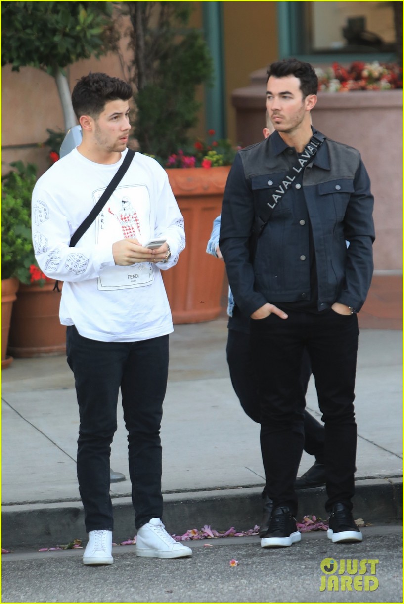 kevin nick jonas meet up to do some shopping 05