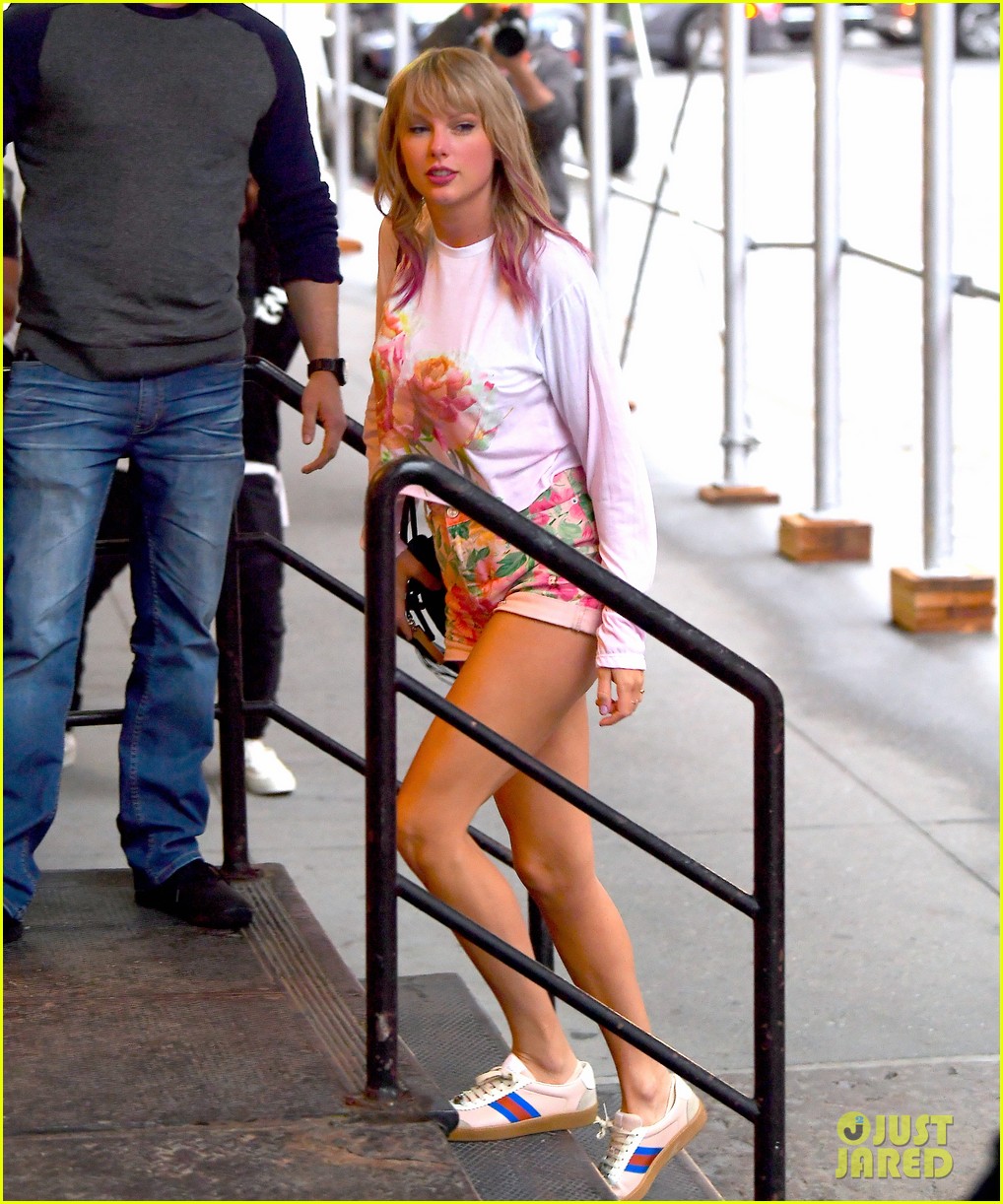taylor swift steps out in nyc as april 26 draws closer 01