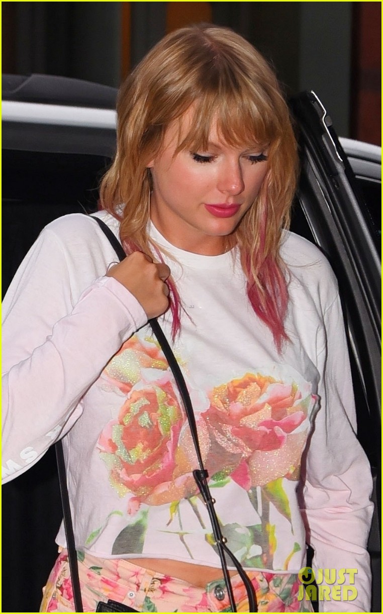 Taylor Swift Goes Pretty in Pink for Day Out in NYC!: Photo 1229922, Taylor  Swift Pictures