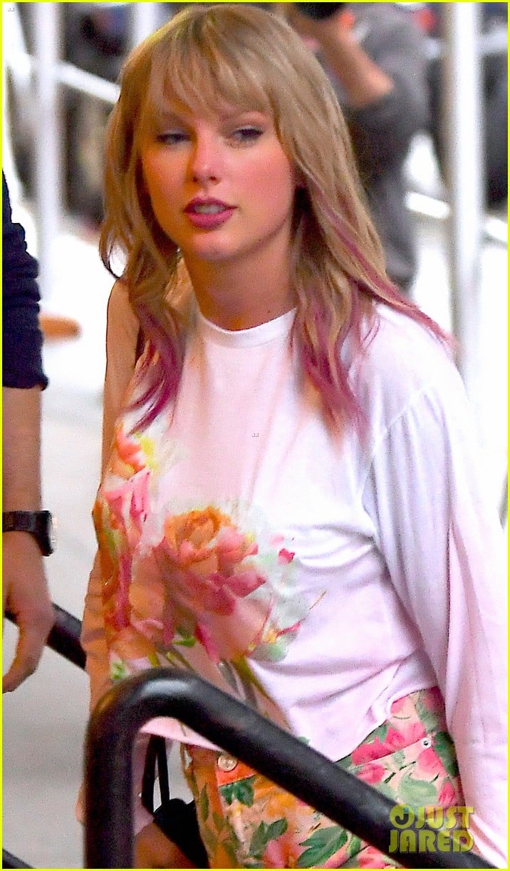 taylor swift steps out in nyc as april 26 draws closer 04