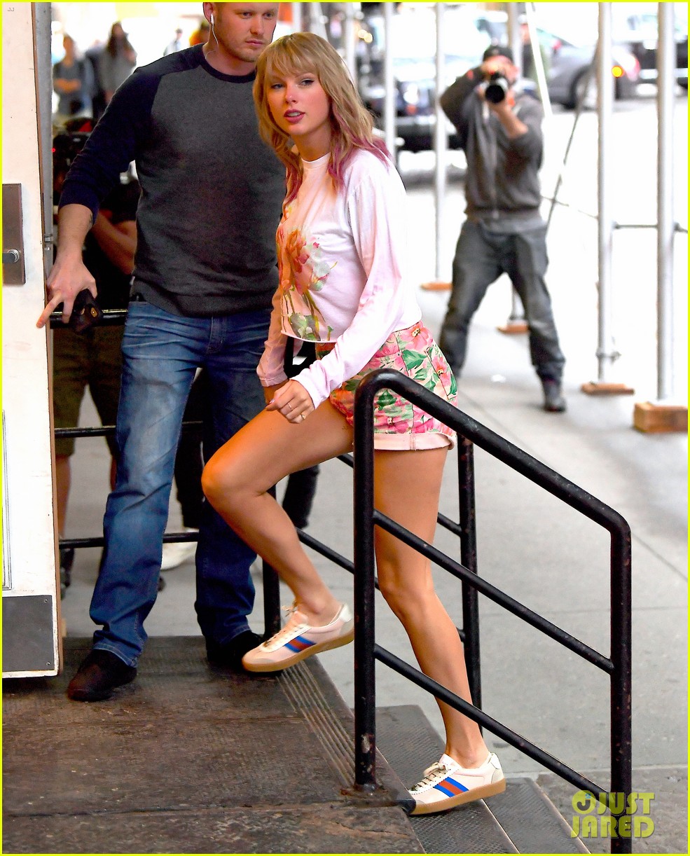 taylor swift steps out in nyc as april 26 draws closer 08