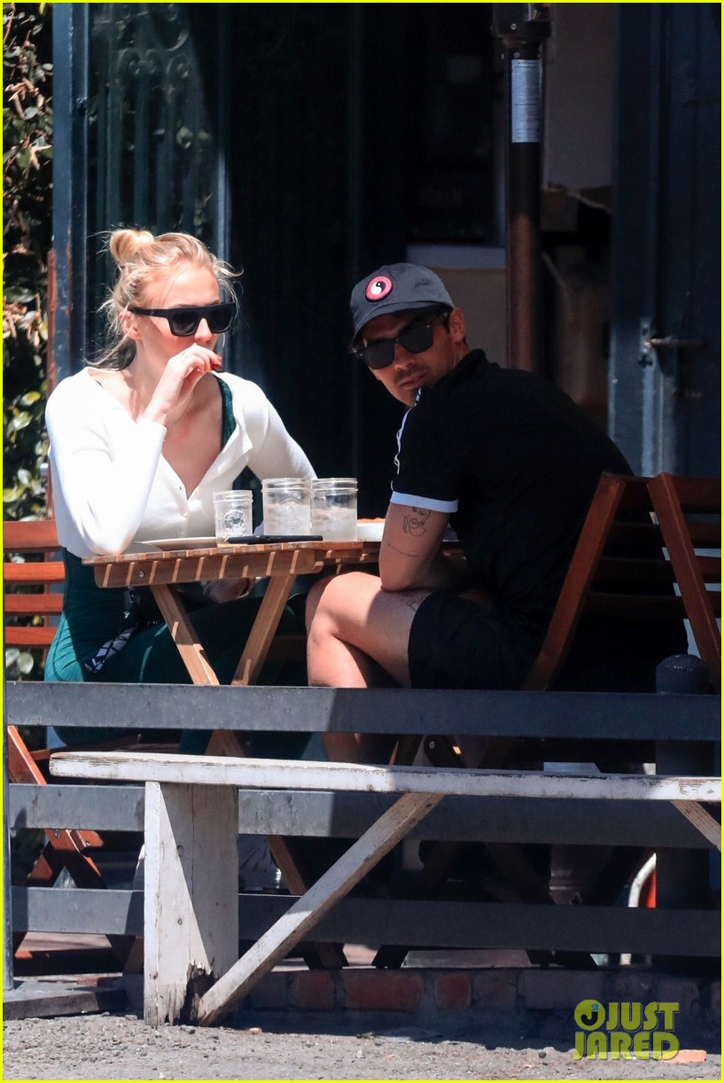 sophie turner joe jonas wrap their arms around each other for lunch 05