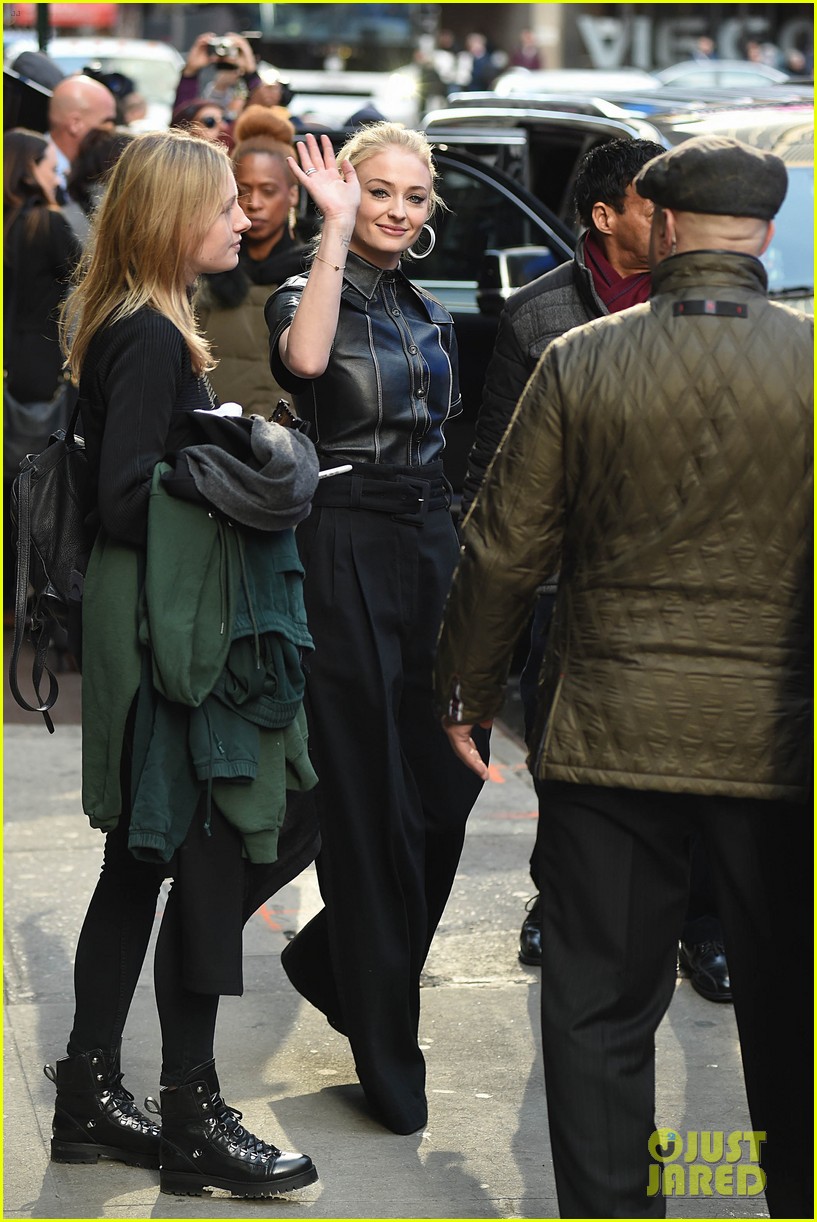 sophie turner maisie williams gma appearance 05