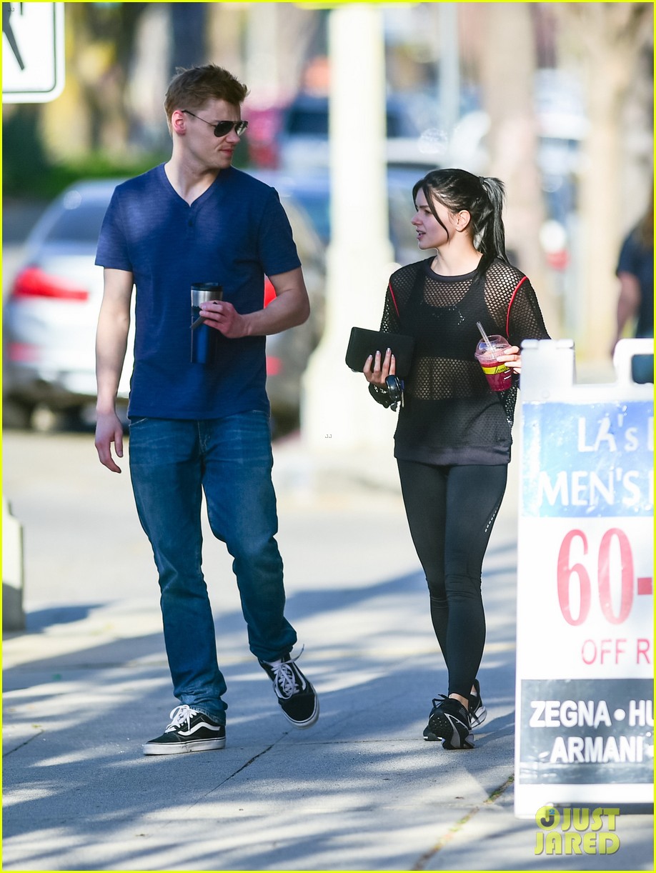 ariel winter hangs out with levi meaden after her workout 04