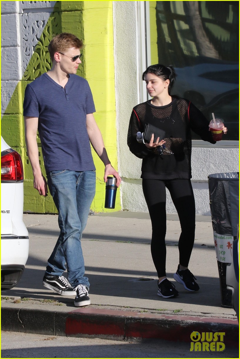 ariel winter hangs out with levi meaden after her workout 05