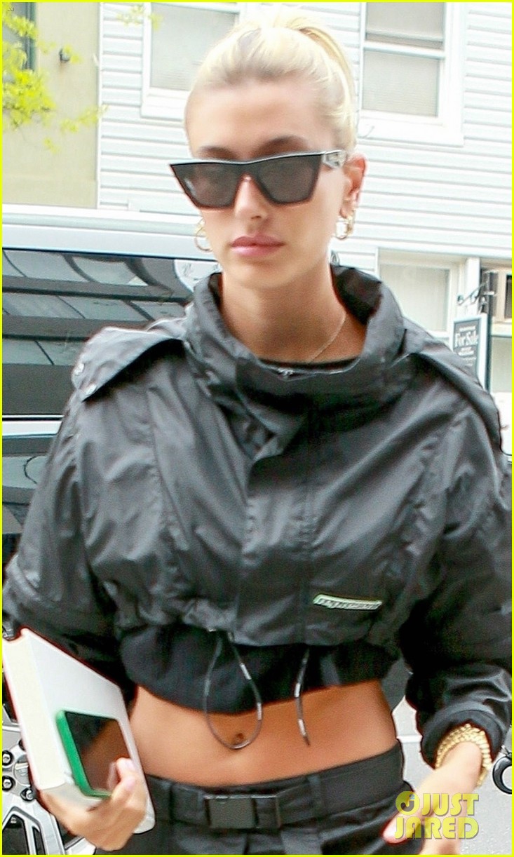 hailey bieber spends her afternoon at the hair salon 02