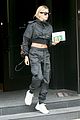 hailey bieber spends her afternoon at the hair salon 04