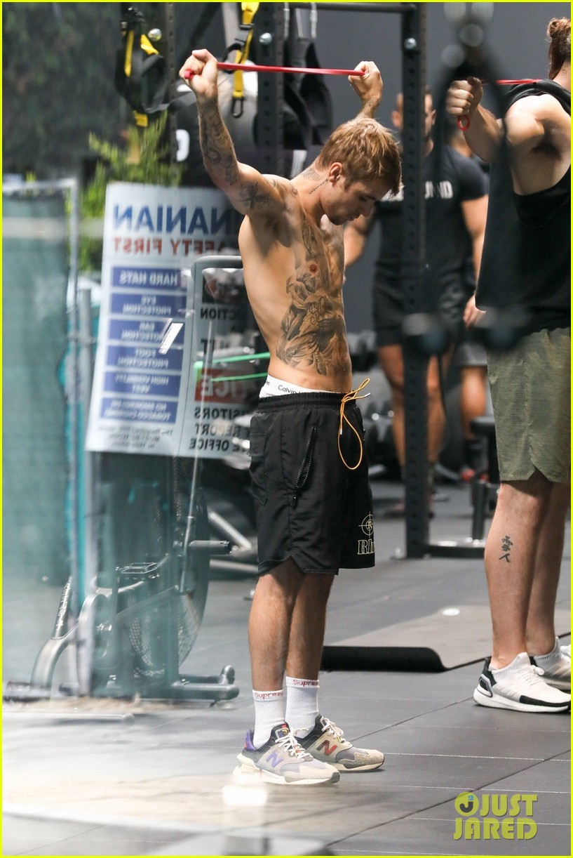 justin bieber goes shirtless for gym session in los angeles 02
