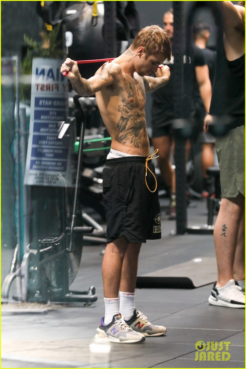 justin bieber goes shirtless for gym session in los angeles 04