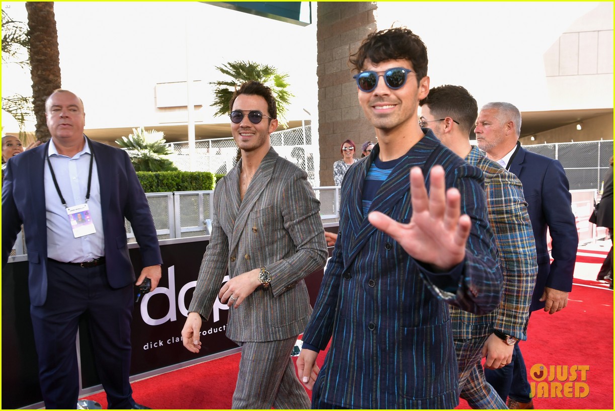 jonas brothers suit up for billboard music awards 02