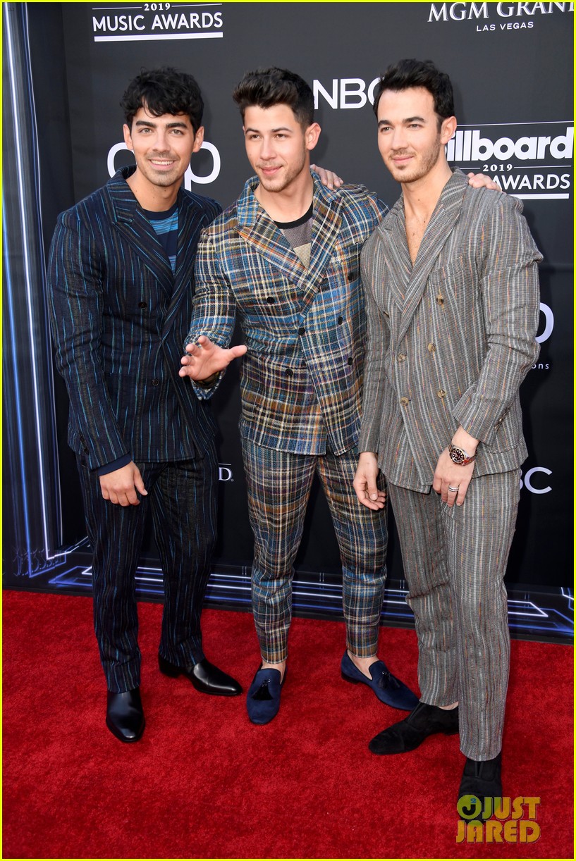 jonas brothers suit up for billboard music awards 05