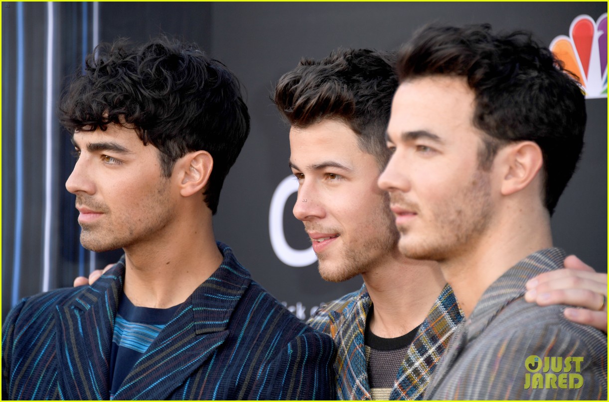 jonas brothers suit up for billboard music awards 06