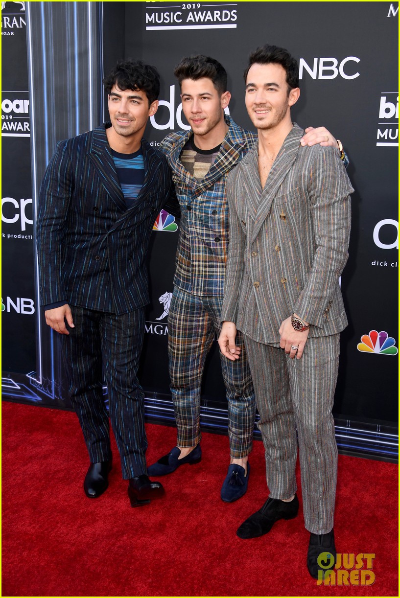 jonas brothers suit up for billboard music awards 08