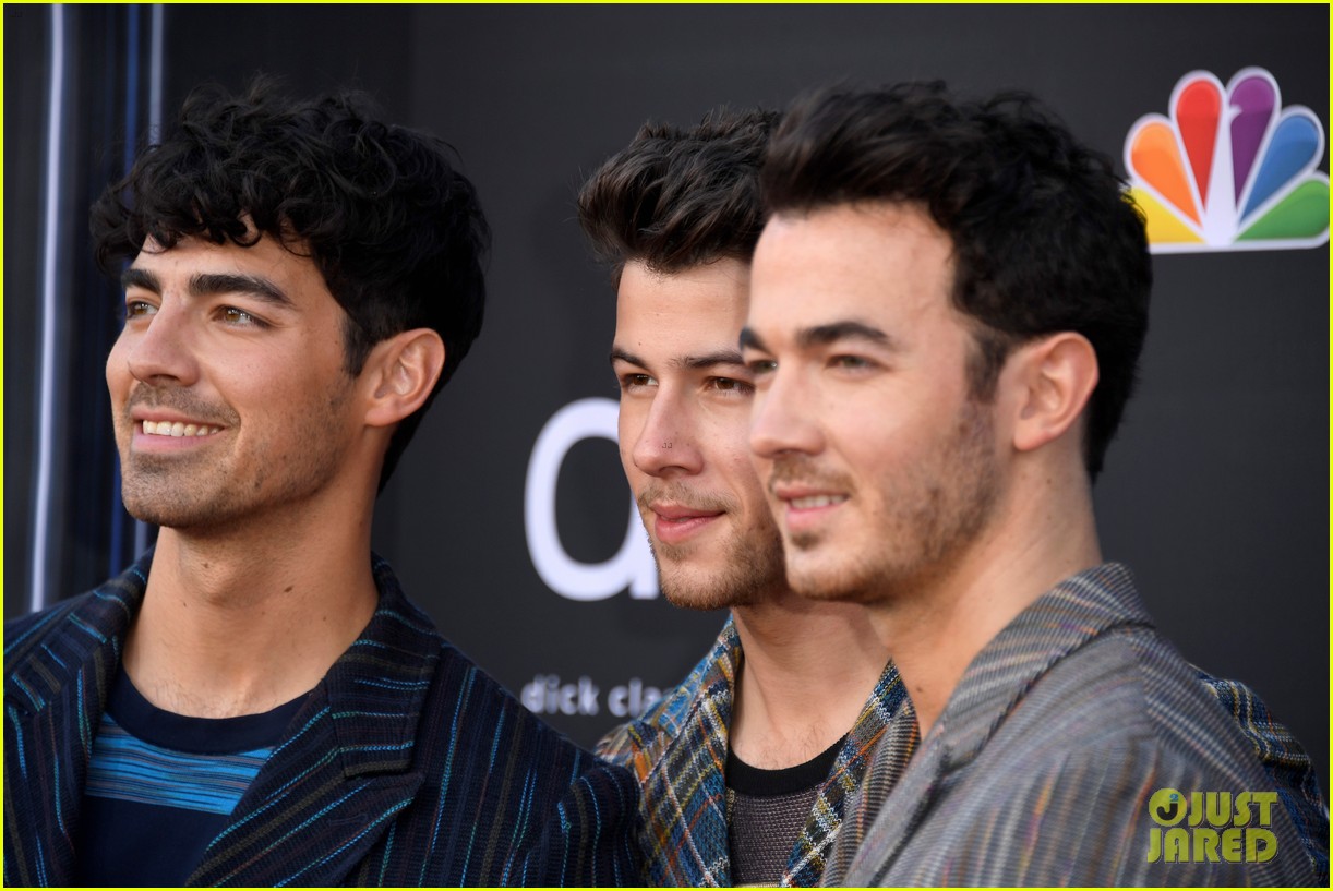jonas brothers suit up for billboard music awards 10