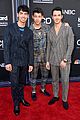 jonas brothers suit up for billboard music awards 01