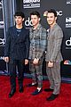 jonas brothers suit up for billboard music awards 03