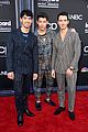 jonas brothers suit up for billboard music awards 09