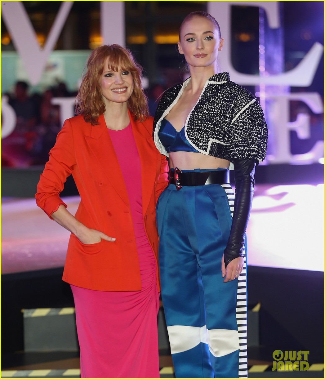 jessica chastain sophie turner team up for dark phoenix fan event in mexico 04