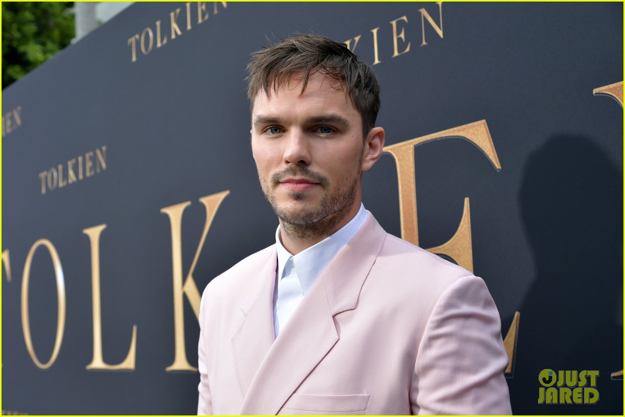lily collins nicholas hoult look so stylish tolkien premiere 09