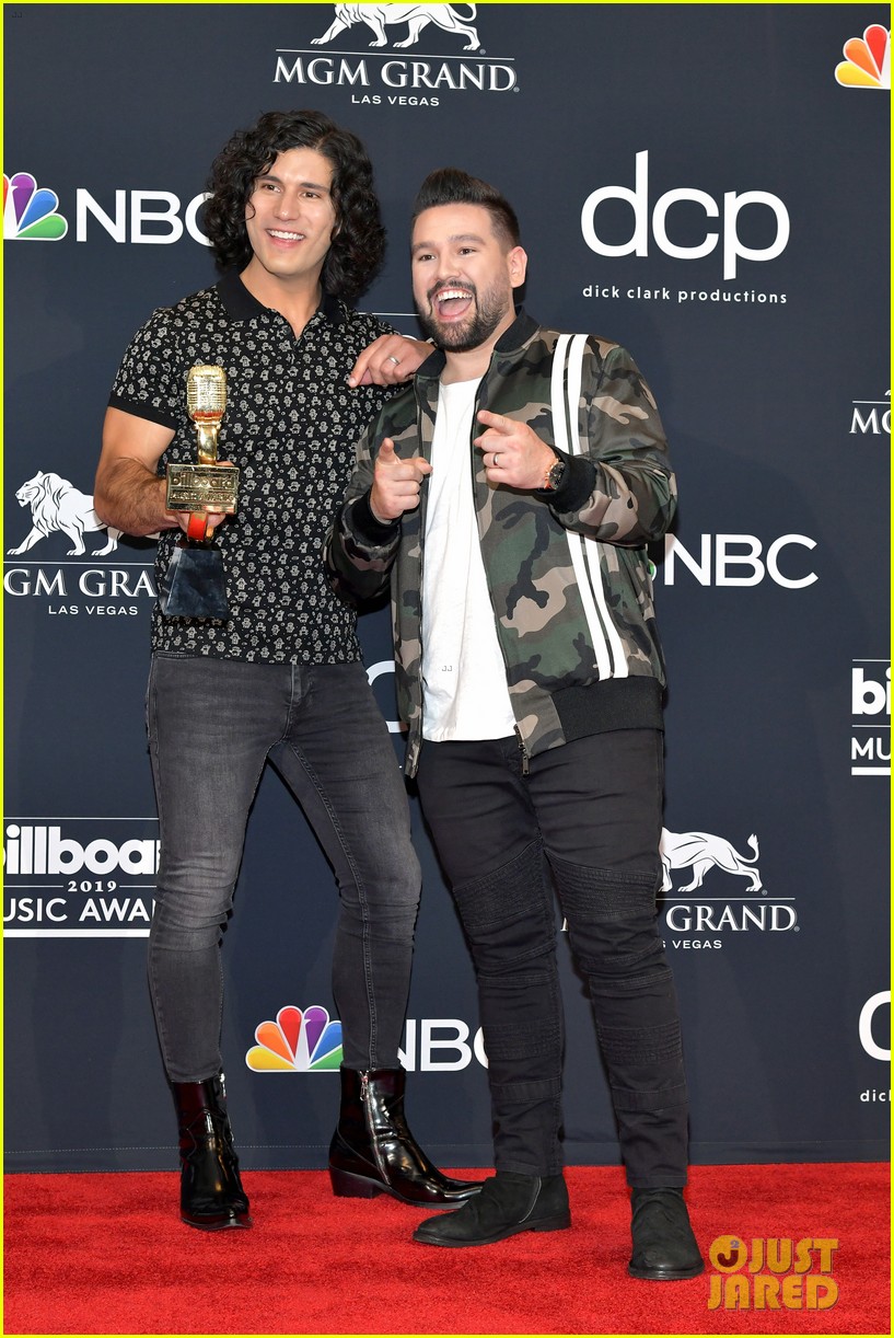 dan shay perform speechless with tori kelly at billboard music awards 2019 22