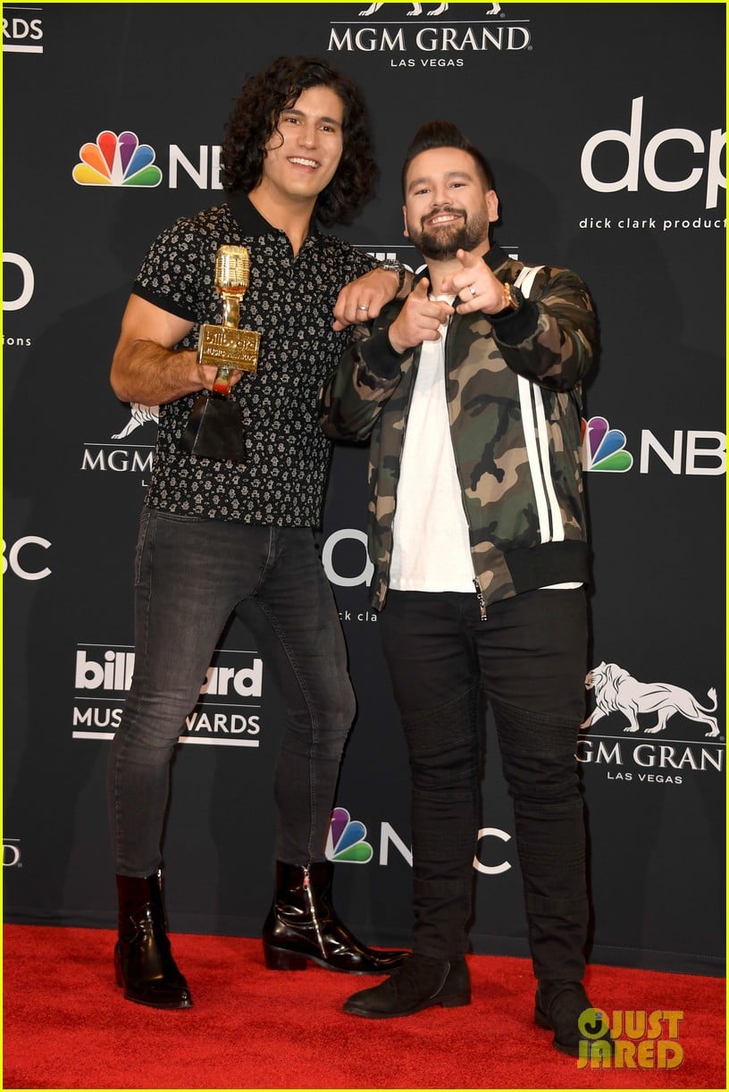 dan shay perform speechless with tori kelly at billboard music awards 2019 23