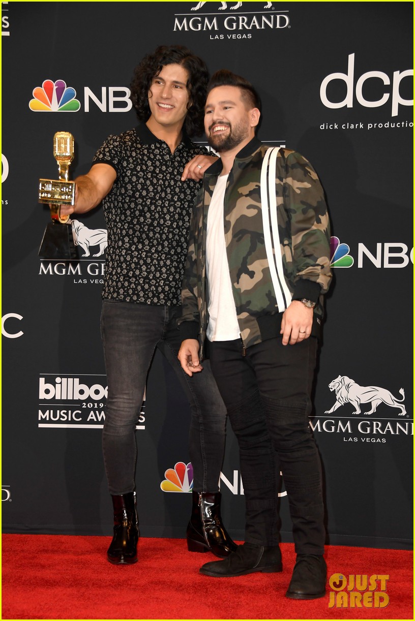 dan shay perform speechless with tori kelly at billboard music awards 2019 25