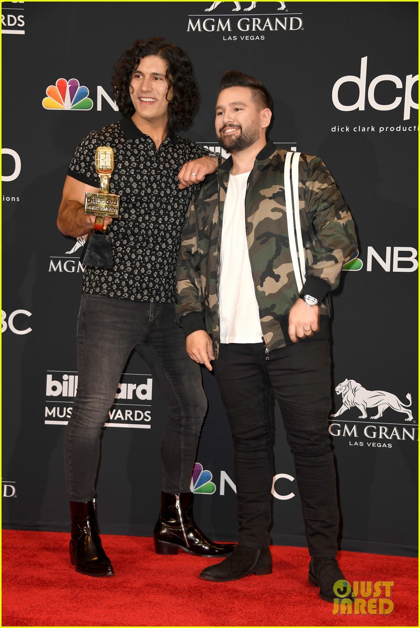 dan shay perform speechless with tori kelly at billboard music awards 2019 26