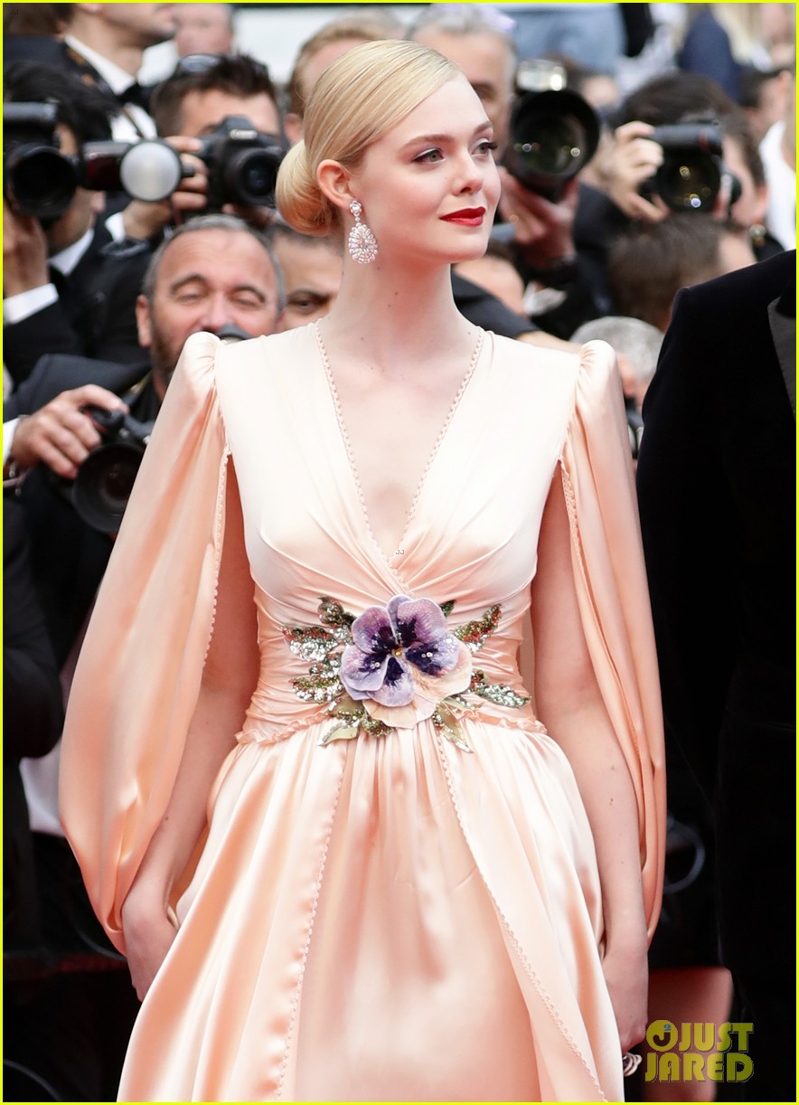 elle fanning cannes opening ceremony gucci gown 02