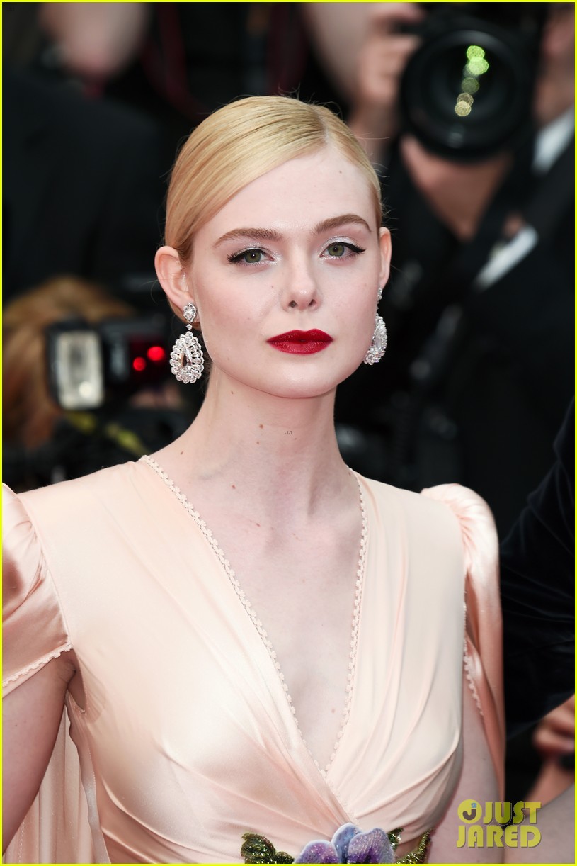 elle fanning cannes opening ceremony gucci gown 04