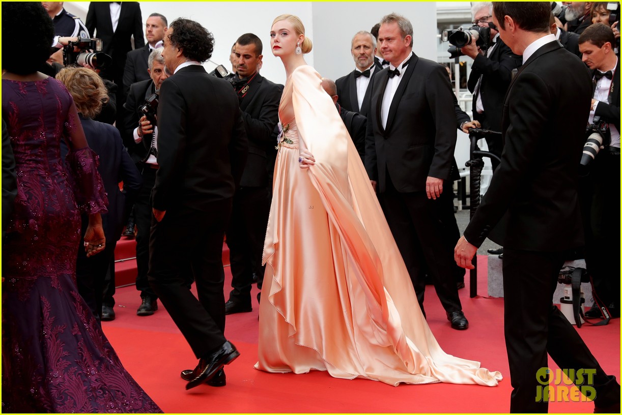 elle fanning cannes opening ceremony gucci gown 05