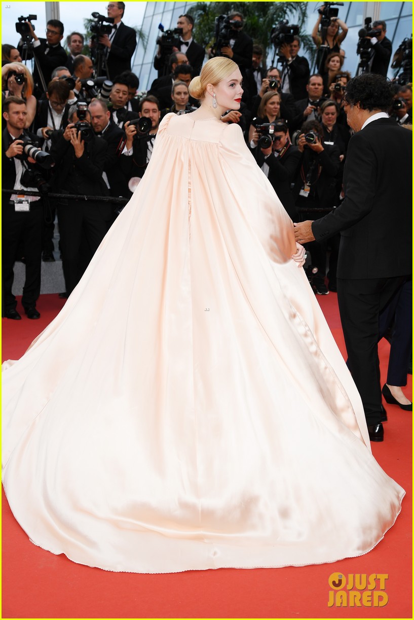 elle fanning cannes opening ceremony gucci gown 16