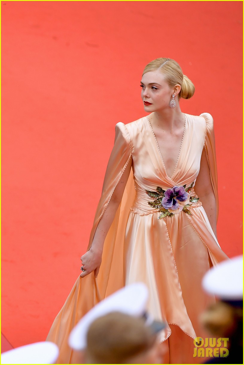 elle fanning cannes opening ceremony gucci gown 18